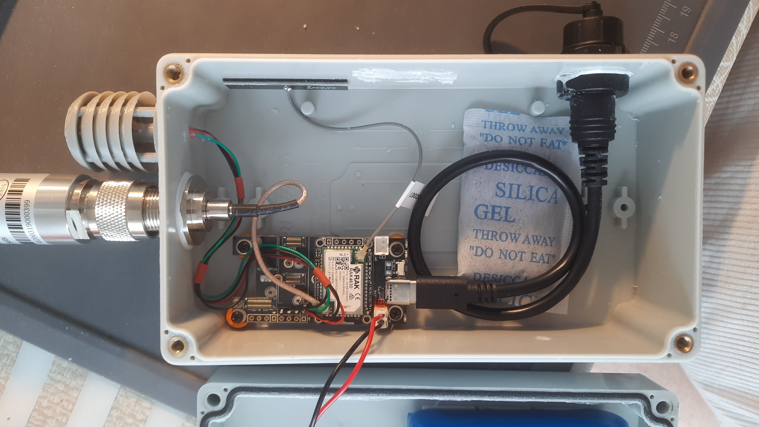 Sensor anlöten und Silikagel einlegen